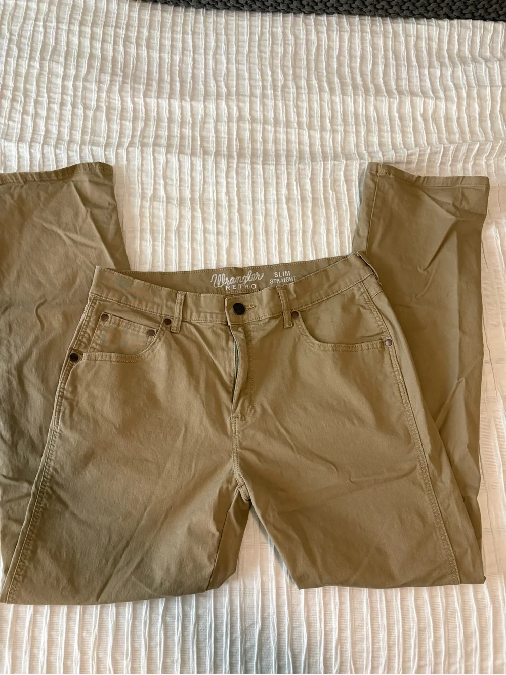 Men’s Wrangler Retro Slim Straight Khaki Pants.